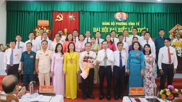Ra mắt Ban Chấp hành Đảng bộ phường Vĩnh Tế.