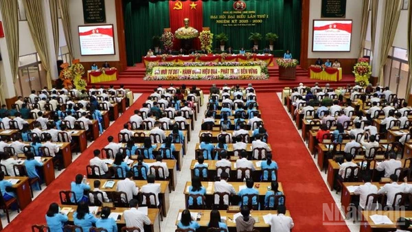 Quang cảnh đại hội Đảng bộ phường Long Xuyên.