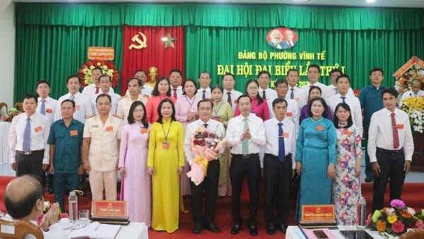 Ra mắt Ban Chấp hành Đảng bộ phường Vĩnh Tế.