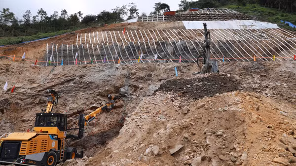 Đơn vị thi công hạ đặt những mũi khoan đầu tiên, khai mở tuyến đường hầm xuyên núi tại khu vực đèo Ô Quy Hồ. (Ảnh: Trần Tuấn)