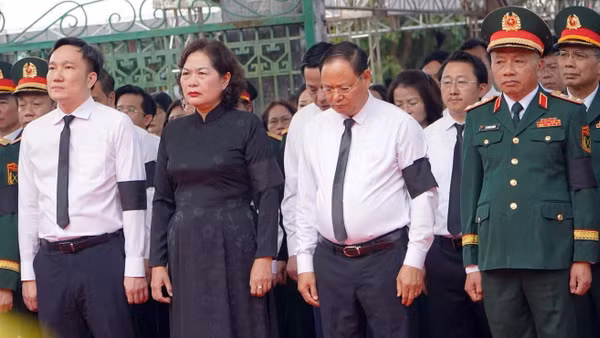Phó Chủ tịch Quốc hội Nguyễn Thị Hồng cùng lãnh đạo tỉnh Lai Châu, Bộ Quốc phòng tại Lễ truy điệu, an táng hài cốt liệt sĩ. (Ảnh: Trần Tuấn)