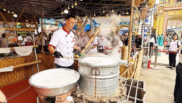 Tráng bánh phở tại Festival Phở 2026. 