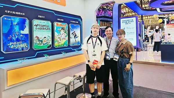 Nguyễn Thu Trang tham quan triển lãm quốc tế để tìm hiểu quy trình làm phim, lồng tiếng cho phim.