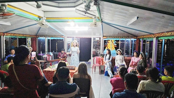 Mỗi chương trình biểu diễn ca Huế trên sông có khoảng 15 bài, bao gồm các bài ca Huế, dân ca Huế và tân nhạc mang âm hưởng Huế.