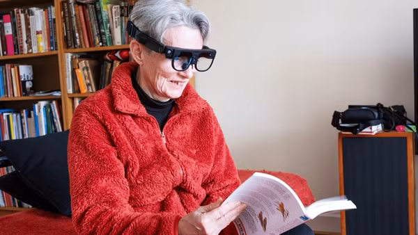 Kính hỗ trợ người mắc bệnh mất trí nhớ. Ảnh: THE GUARDIAN