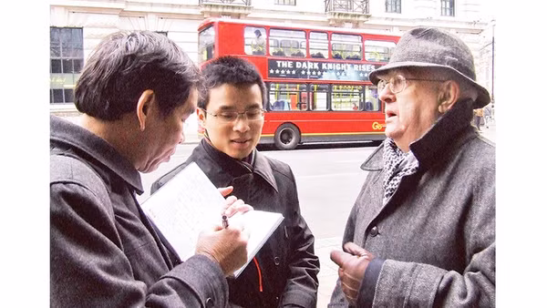 Nhà báo Văn Bắc (ngoài cùng, bên trái) trong một chuyến công tác tại Vương quốc Anh.