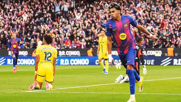 Lamine Yamal (phải) tung hoành giữa hàng thủ Villarreal.