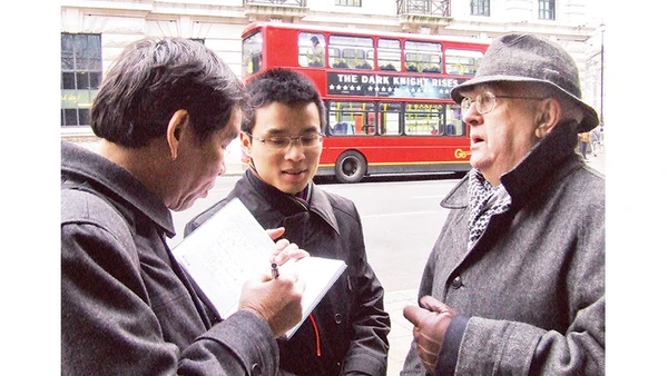 Nhà báo Văn Bắc (ngoài cùng, bên trái) trong một chuyến công tác tại Vương quốc Anh.