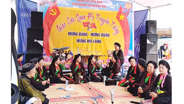 Tái hiện hình thức hát canh quan họ tại hội làng Ngang Nội.