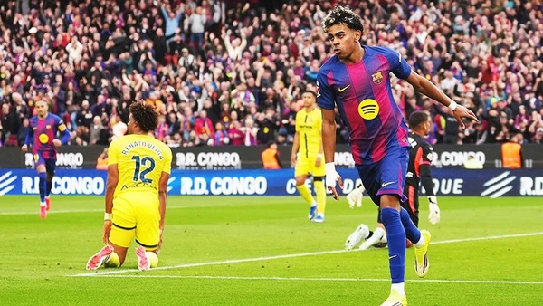 Lamine Yamal (phải) tung hoành giữa hàng thủ Villarreal.