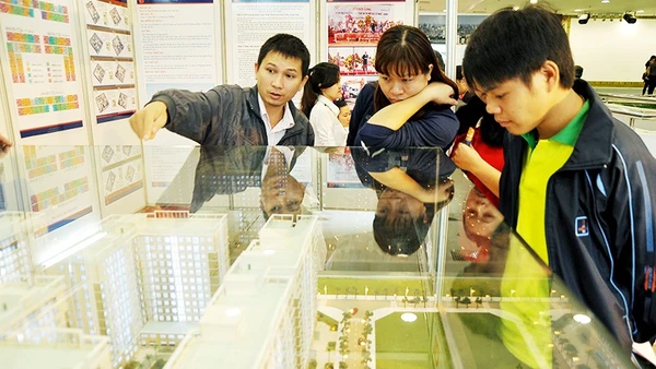 Khách hàng trẻ tìm hiểu căn hộ dành cho người thu nhập thấp tại sàn giao dịch. Ảnh: NGUYỆT ANH