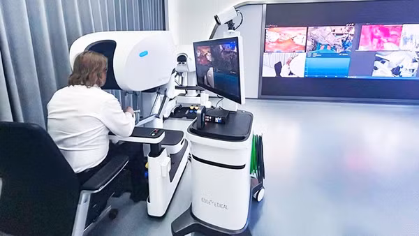 Ca phẫu thuật từ xa xuyên lục địa