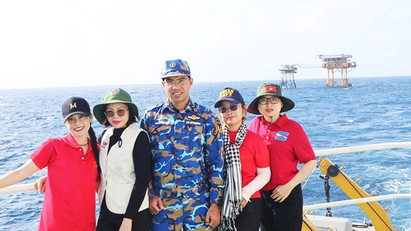 Chị Nguyễn Thị Thùy Dương (thứ hai từ phải sang) thăm nhà giàn.