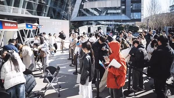 Dòng người xếp hàng tham gia một sự kiện về OpenClaw. Ảnh: CNA