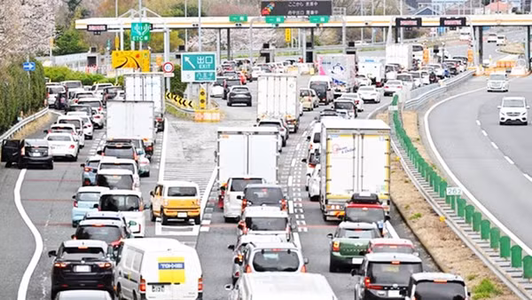 Nhật Bản khuyến khích sử dụng xe tiết kiệm nhiên liệu. Ảnh: ASAHI SHIMBUN