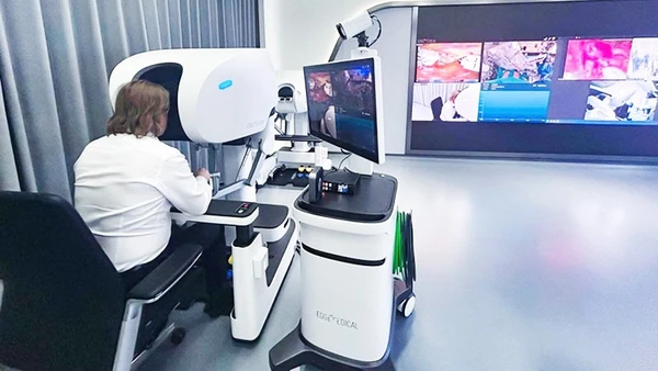 Ca phẫu thuật từ xa xuyên lục địa