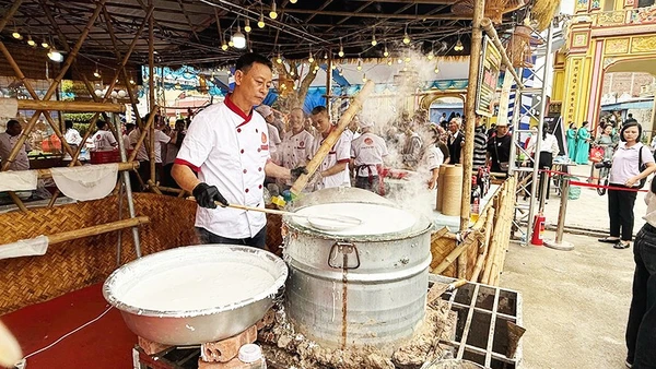 Tráng bánh phở tại Festival Phở 2026. 