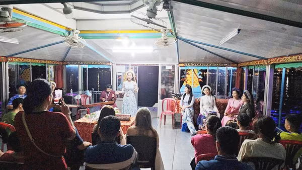 Mỗi chương trình biểu diễn ca Huế trên sông có khoảng 15 bài, bao gồm các bài ca Huế, dân ca Huế và tân nhạc mang âm hưởng Huế.