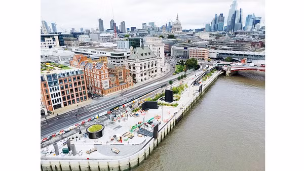 Không gian công cộng mới mang tên Joseph William Bazalgette bên sông Thames. Ảnh: THE GUARDIAN