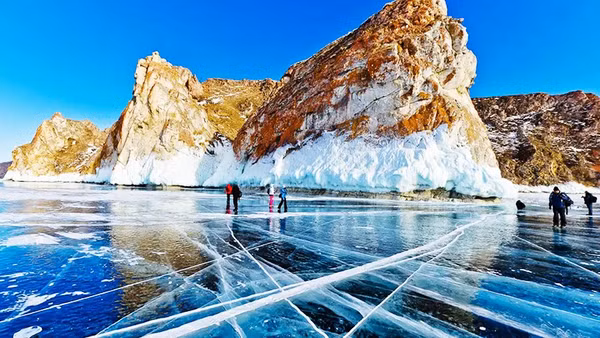 Du khách tham quan núi Shamanka trên hồ Baikal. Ảnh: TRIP.COM