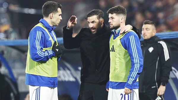 Dưới sự dẫn dắt của Cesc Fabregas (giữa), Como 1907 đang là hiện tượng của Serie A mùa này.