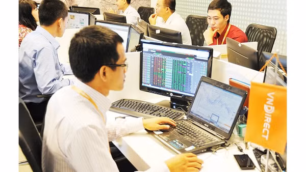 Tiếp tục phát triển thị trường chứng khoán và trái phiếu để trở thành kênh cung cấp vốn trung và dài hạn quan trọng cho nền kinh tế. Ảnh: NAM HẢI