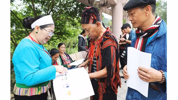Bà con các dân tộc thiểu số tại Làng Văn hóa, Du lịch các Dân tộc Việt Nam tìm hiểu thông tin về các đại biểu.