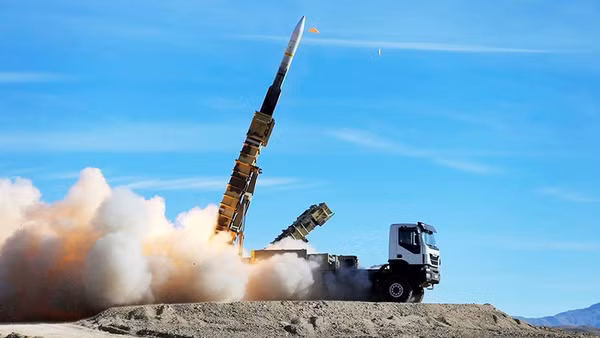 Một bệ phóng tên lửa của Iran được kích hoạt nhằm vào Israel. Ảnh: SHUTTERSTOCK