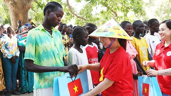 Đại diện BVDC 2.7 trao quà cho người dân địa phương. Ảnh: BVDC2.7