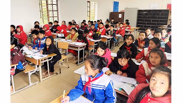 Trường PTDTBT Nàn Xỉn chỉ có một giáo viên tiếng Anh dạy cả hai cấp I và II.