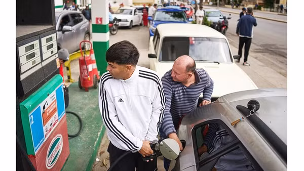 Việc Mỹ siết chặt cấm vận khiến nguồn cung nhiên liệu trở nên khan hiếm tại Cuba. Ảnh: AP