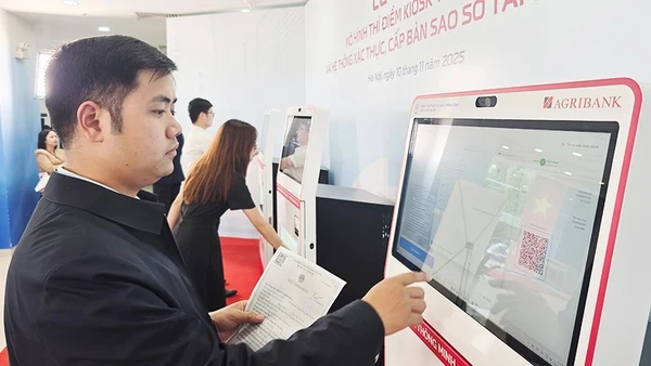 Ki-ốt thông minh giúp cho người dân thuận lợi khi làm các thủ tục hành chính. Ảnh: NAM NGUYỄN