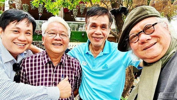 Nhà nghiên cứu, nhà thơ, nhà báo Lê Minh Quốc (thứ hai, bên phải sang) luôn gắn bó với bạn bè.