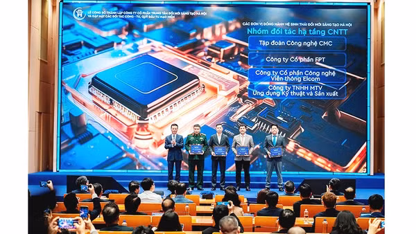 Trao chứng nhận cho các đơn vị đồng hành tại Lễ ra mắt Trung tâm Đổi mới sáng tạo Hà Nội.