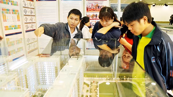 Khách hàng trẻ tìm hiểu căn hộ dành cho người thu nhập thấp tại sàn giao dịch. Ảnh: NGUYỆT ANH