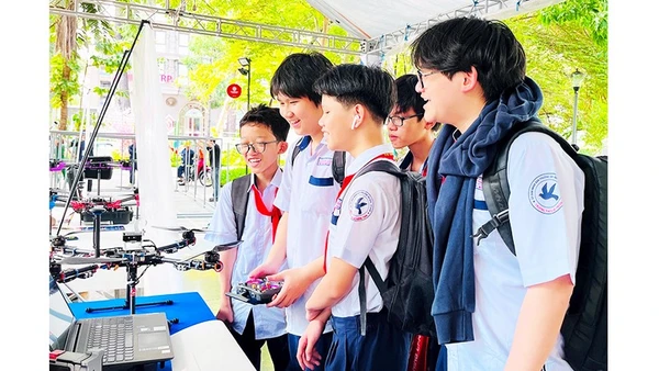 Bạn trẻ hào hứng tham gia các hoạt động trải nghiệm tại không gian "Công nghệ - Sáng tạo" của Youth Fest 2026.