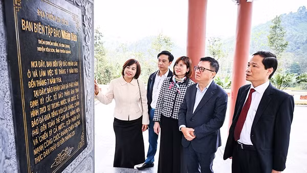 Cán bộ, phóng viên Báo Nhân Dân thăm địa điểm di tích nơi Ban Biên tập Báo làm việc từ tháng 9/1953 đến tháng 7/1954 tại Tuyên Quang.