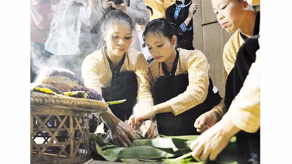 Chung tay làm bánh của đồng bào dân tộc Thái. Ảnh: BẮC SƠN