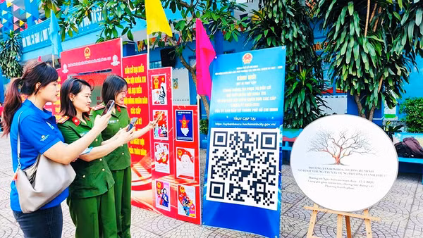 Ứng dụng công nghệ số trong công tác bầu cử tại phường Tân Sơn Hòa (Thành phố Hồ Chí Minh). Ảnh: VƯƠNG LÊ