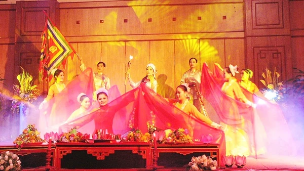 Việc sân khấu hóa các nghi lễ truyền thống cần được thực hiện nghiêm cẩn, tôn trọng các giá trị đặc sắc của di sản. Ảnh: TÚ NHI