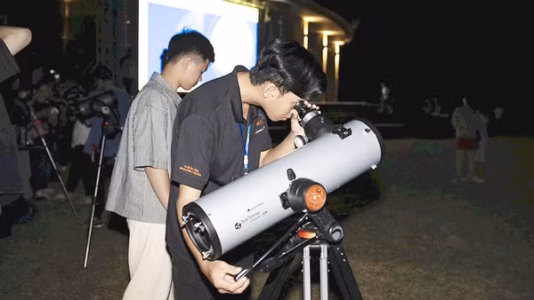 Ngắm sao tại Trung tâm Khám phá Khoa học Quy Nhơn là trải nghiệm được nhiều du khách ưa thích. 