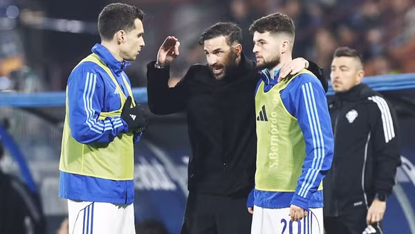 Dưới sự dẫn dắt của Cesc Fabregas (giữa), Como 1907 đang là hiện tượng của Serie A mùa này.