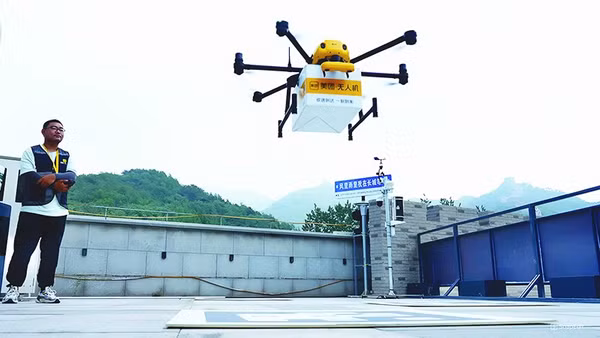 Drone thực hiện nhiệm vụ giao thức ăn tại Trung Quốc. Ảnh: AP 