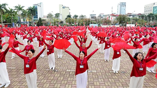 Người cao tuổi Hà Nội lập kỷ lục múa quạt