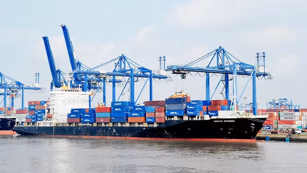 Các doanh nghiệp cần chủ động xây dựng các biện pháp phòng ngừa rủi ro khi ký hợp đồng vận chuyển. Ảnh: NAM NGUYỄN