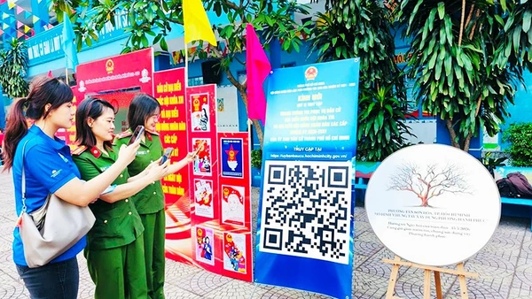 Ứng dụng công nghệ số trong công tác bầu cử tại phường Tân Sơn Hòa (Thành phố Hồ Chí Minh). Ảnh: VƯƠNG LÊ