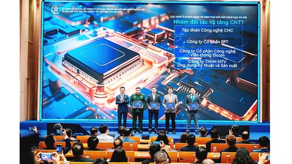 Trao chứng nhận cho các đơn vị đồng hành tại Lễ ra mắt Trung tâm Đổi mới sáng tạo Hà Nội.