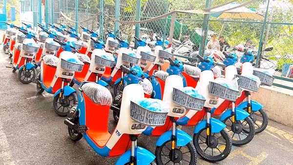 Xe đạp điện có mầu sắc bắt mắt, quy trình sử dụng dịch vụ đơn giản, thuận tiện cho người dùng.