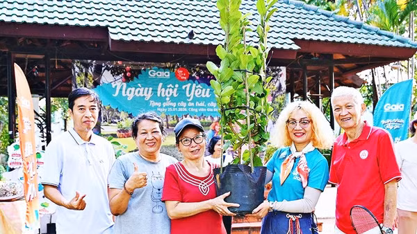 Người dân Thành phố Hồ Chí Minh nhận cây giống tại Ngày hội yêu cây năm 2026.