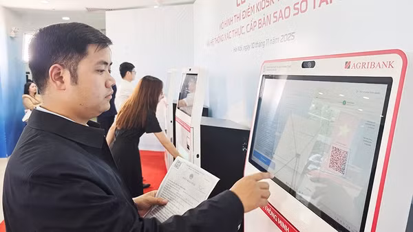 Ki-ốt thông minh giúp cho người dân thuận lợi khi làm các thủ tục hành chính. Ảnh: NAM NGUYỄN
